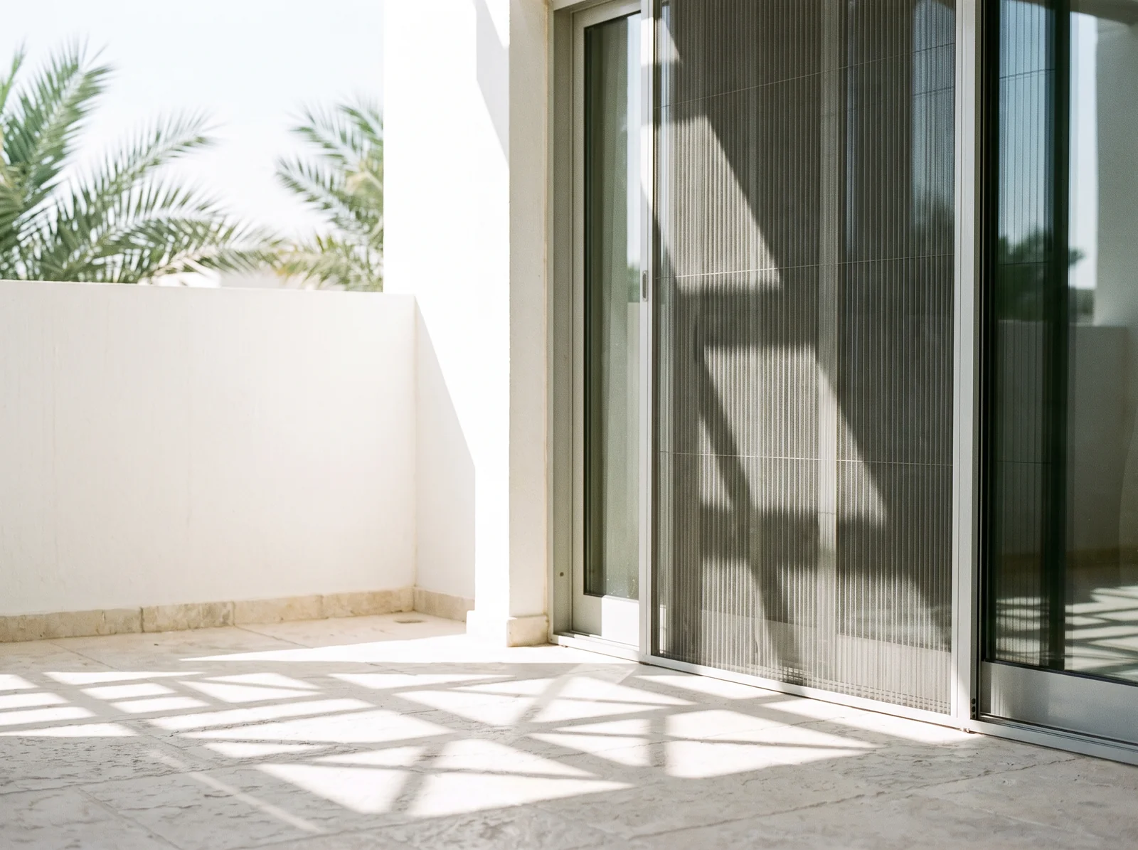 How long a mosquito net lasts in Abu Dhabi, and what decides it