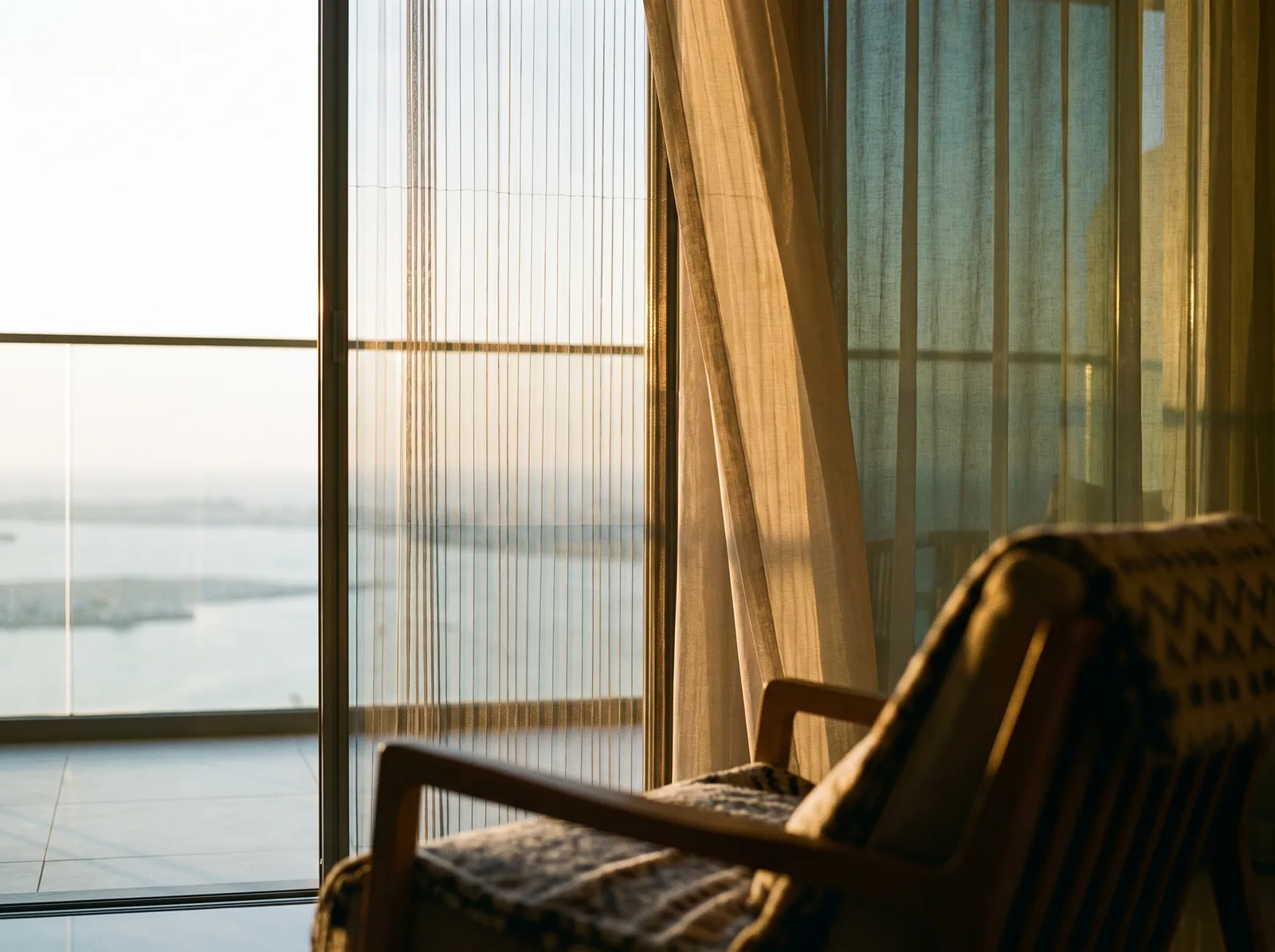 Mosquito nets for panoramic windows in Abu Dhabi: what the span decides